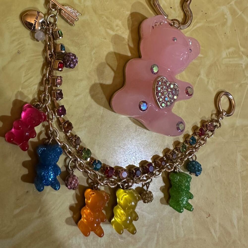 Brandnew Betsey Johnson gummy bear set Gummy Bear Bracelet & Gummy Bear Keychain - Picture 3 of 6